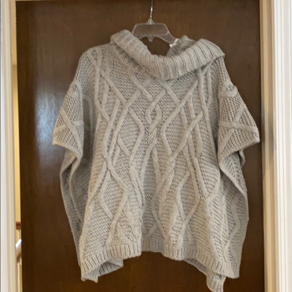 Beautiful Gray Cable Poncho O/S NWT